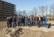 Deze mensen werken samen aan de bouw / Februari 2011