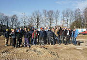Deze mensen werken samen aan de bouw / Februari 2011