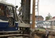 De eerste paal wordt de grond ingebracht / Juni 2010