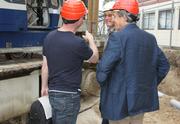 De eerste paal wordt de grond ingebracht / Juni 2010