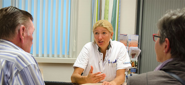 Uroloog-Astrid-Minnee-in-gesprek-met-patiënt