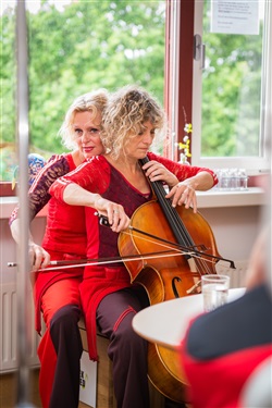 Tjakina Oosting en Marieke van der Heyden van Muziek aan Bed 