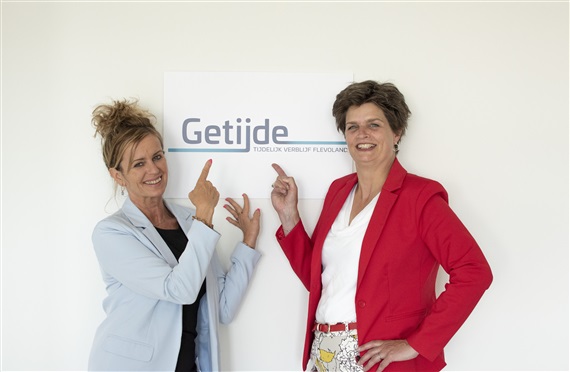 ‘Met trots presenteren wij de naam voor het tijdelijk verblijf in Flevoland ‘Getijde’!  Op de foto links manager Anne-Marijke Schakelaar en rechts directeur Paula Roorda.