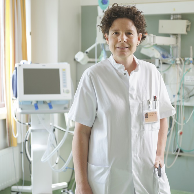 Je ziet als intensivist vele ziektebeelden. Ik begeleid mensen in de meest kwetsbare situaties.