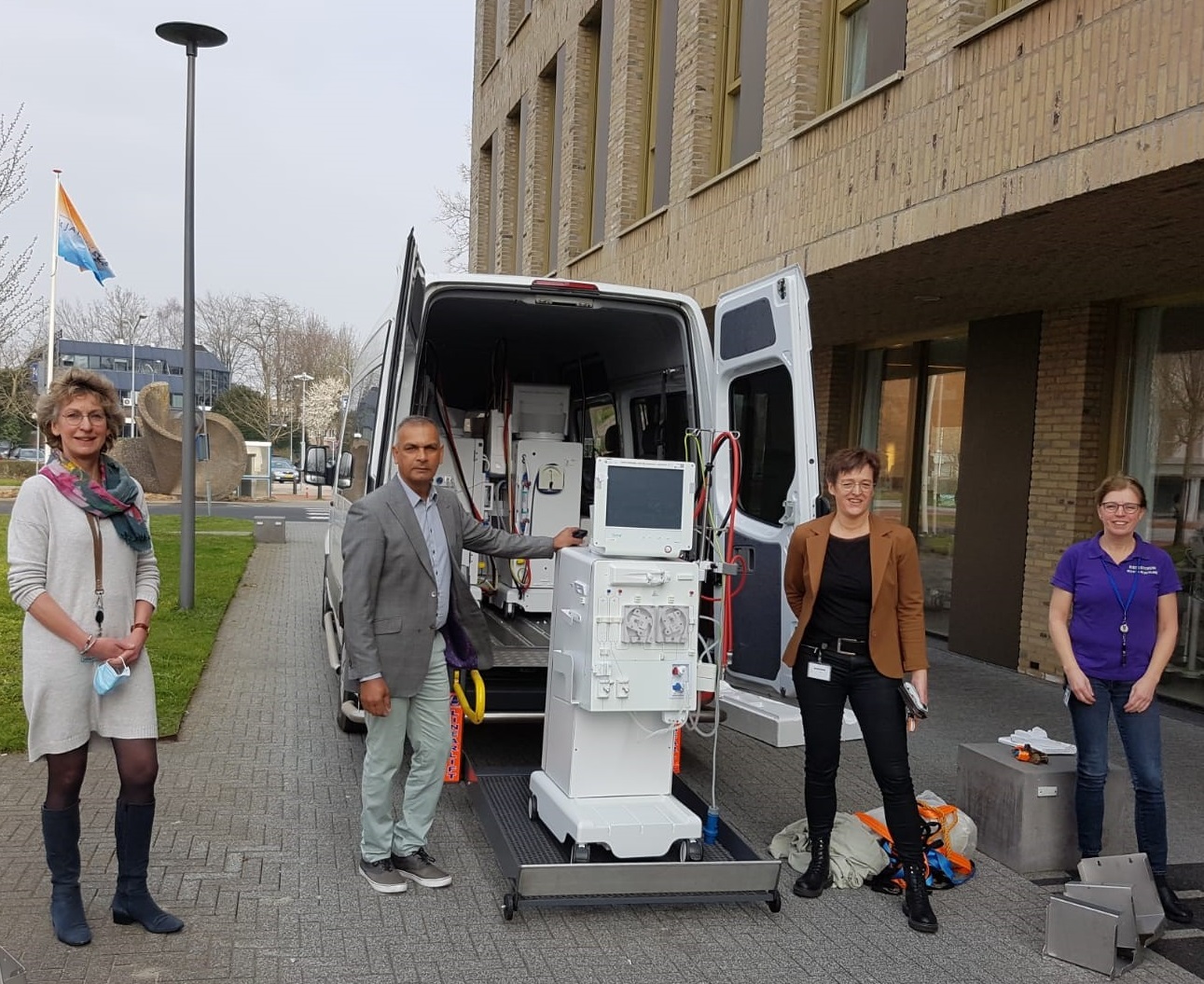 Schenking dialysemachines aan ziekenhuis Suriname