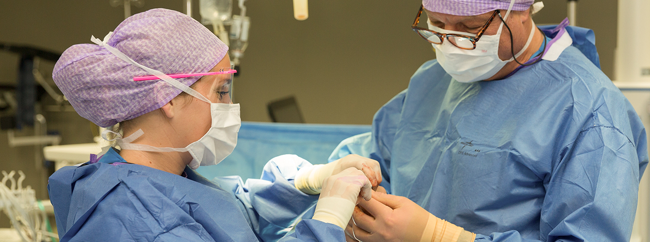 Xotin porno tomosha qilayotganda onanizm qiladi Katta eshak filmlar