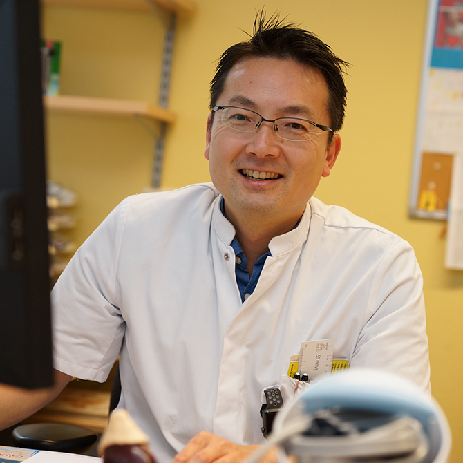 "De patiënt controleert eigen bloeddruk met hulp van dokter op afstand."