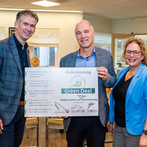 Ondertekening Green Deal Duurzame Zorg 3.0 door St Jansdal, Medicamus en Zorggroep Noordwest-Veluwe
